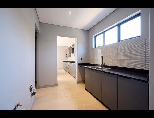 5 BEDROOM HOUSE FOR SALE IN HELDERFONTEIN ESTATE